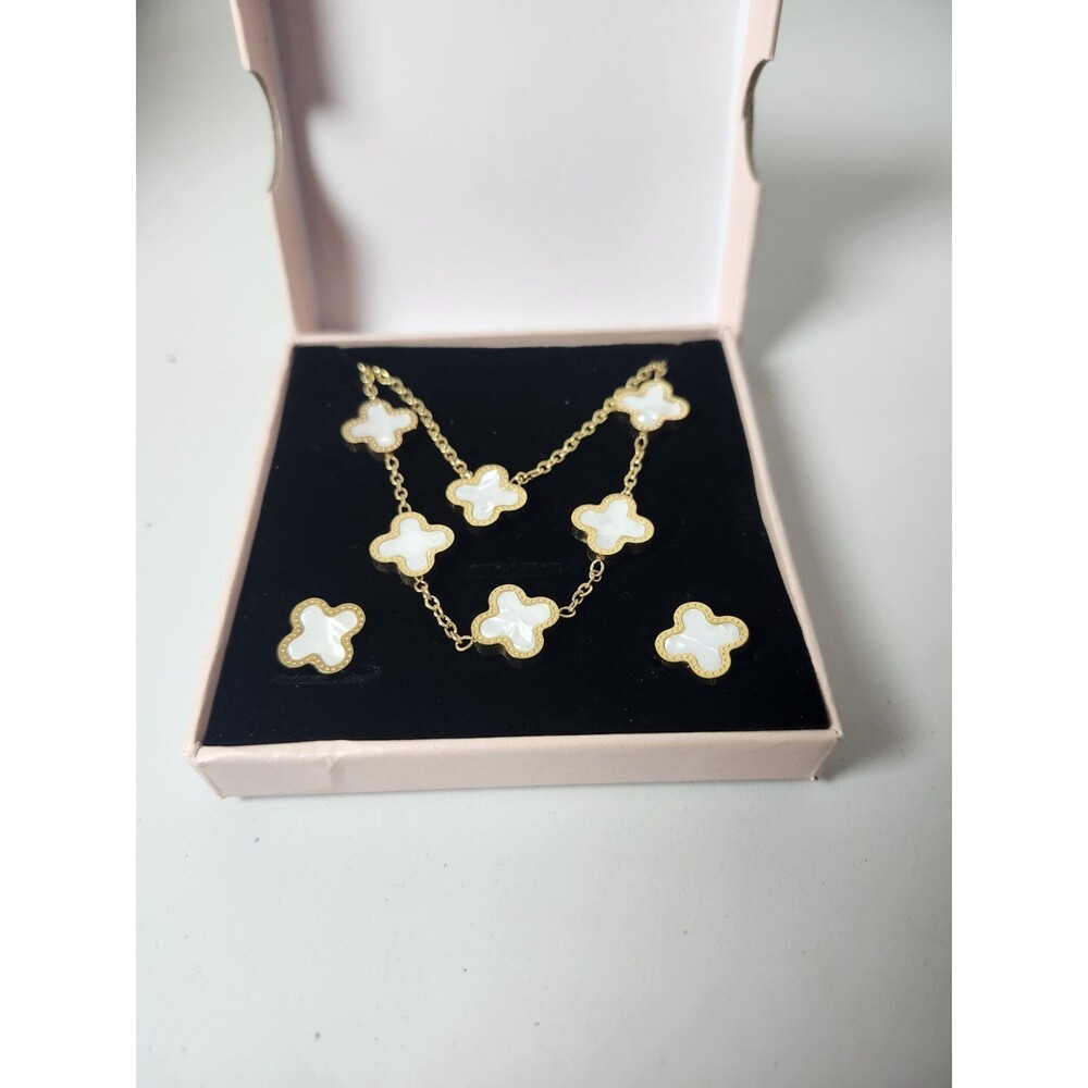 K 18 Necklace, Bracelet And Earrings With Mother Of Pearl